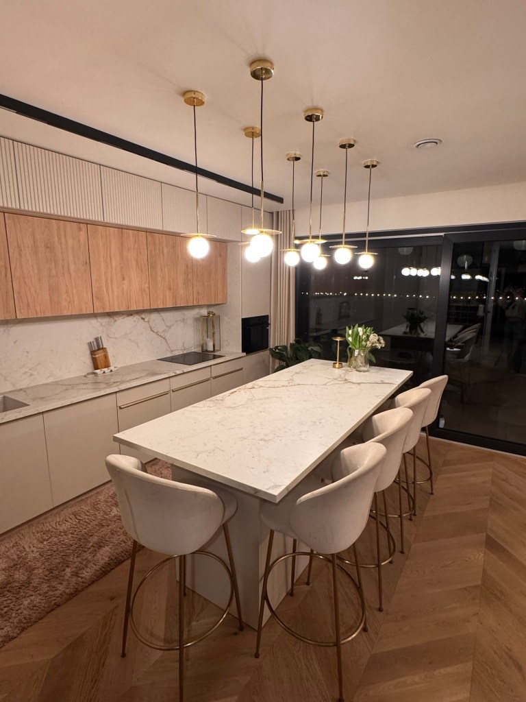 Blat wyspy ze spieku Neolith Abu Dhabi White z góry