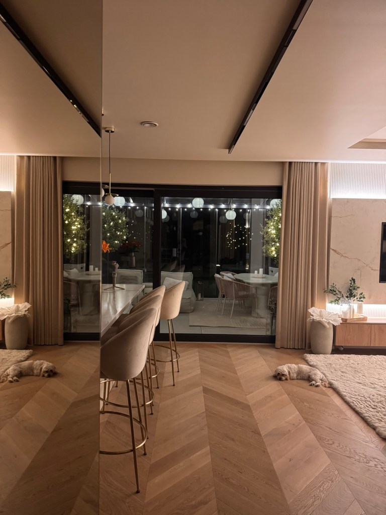 Salon w szeregówce wieczorem