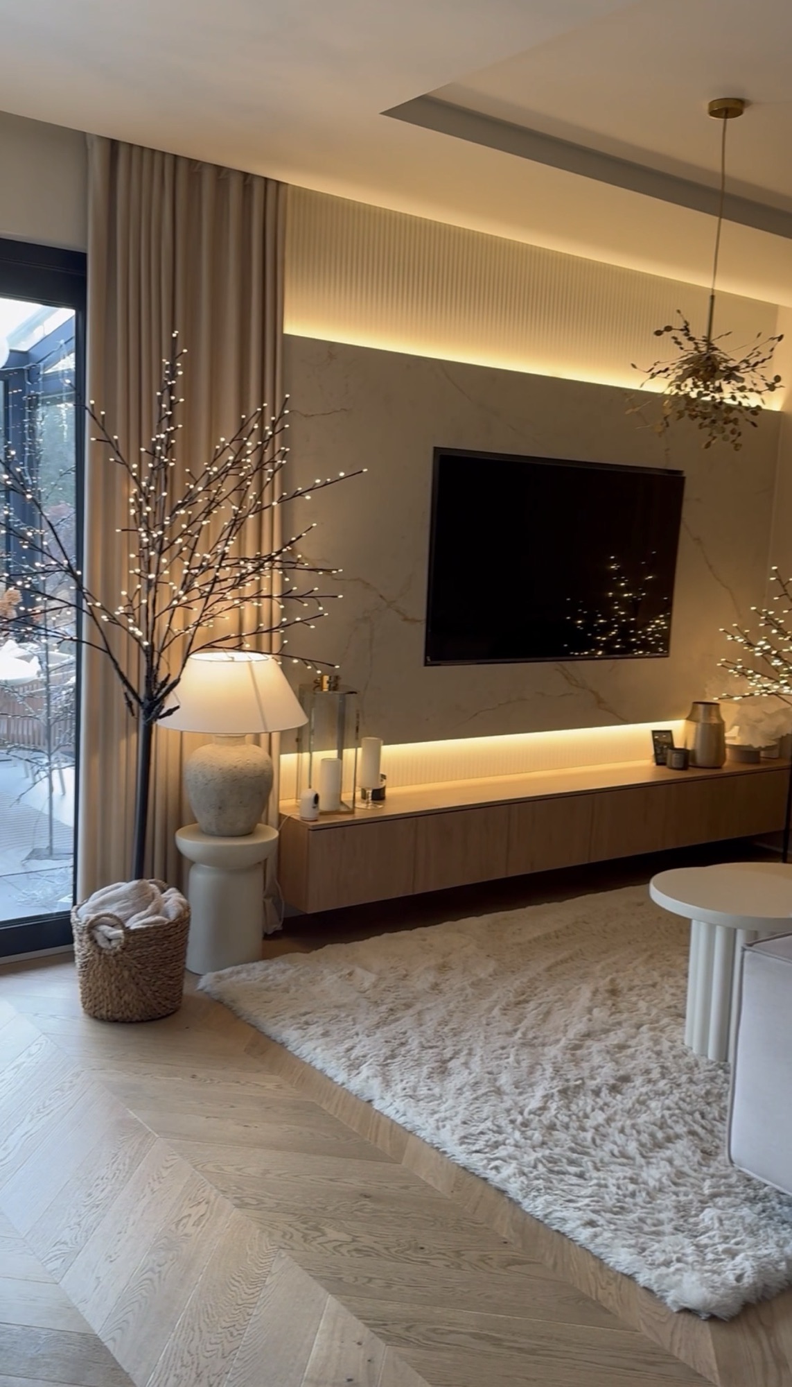 Spiek Neolith Abu Dhabi White na ściance TV w salonie