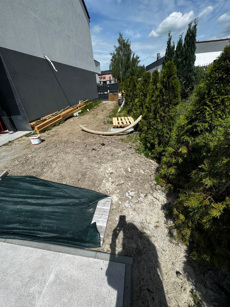 Przejście obok szeregówki z trawą przed zmianami