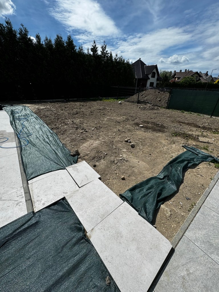 Basen w ogrodzie, a wokół jeszcze nic