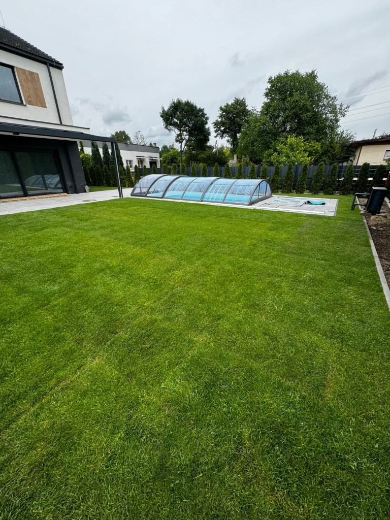 Ogród przy szeregówce z basenem po zakończeniu prac