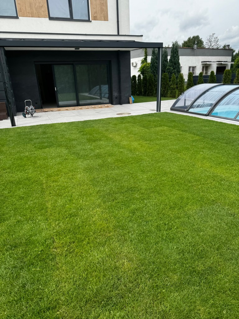 Ogród przy szeregówce z basenem po zmianach